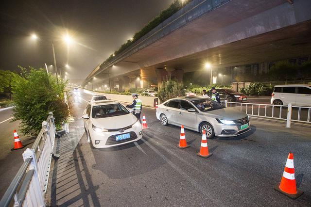 湖北襄阳纪委通报典型案例：交警中队长查获干部酒驾后安排调包