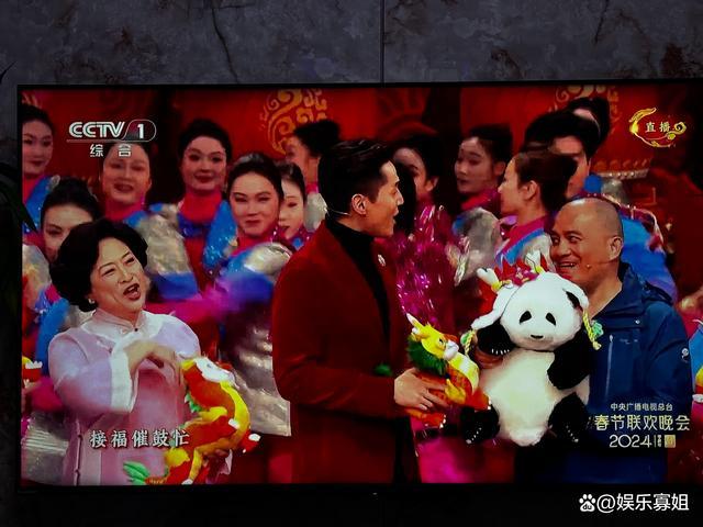 胡歌杨幂唐嫣春晚开场同台，三人合体梦回《仙剑三》