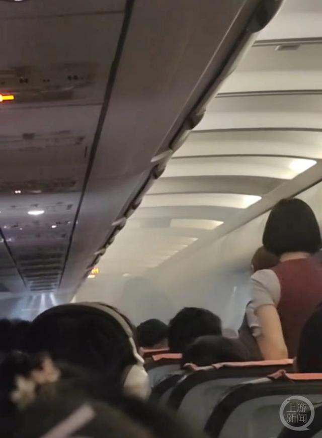长滩岛飞上海航班上充电宝炸了 机舱烟雾缭绕刺鼻