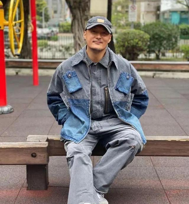 余文乐42岁近照脸越来越像赵本山了2