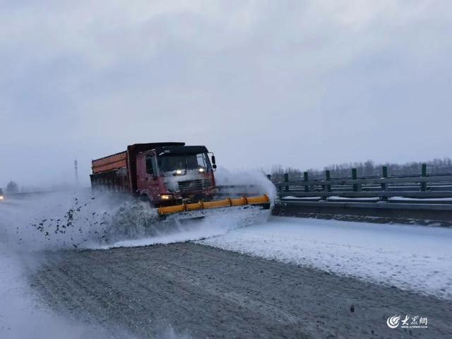 看山东吹雪车硬核除雪确保养护作业人员设备和过往车辆的安全2