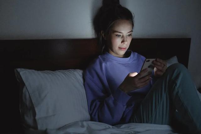 ​经常熬夜的人脸有多垮？对脸部的影响有哪些