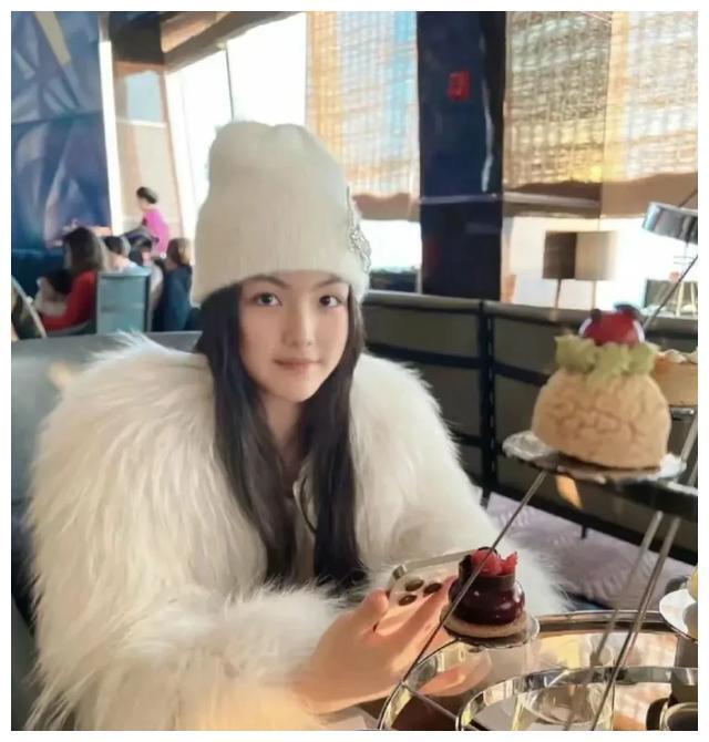 李湘晒王诗龄送的礼物：贵妇美容仪，满满的爱意！