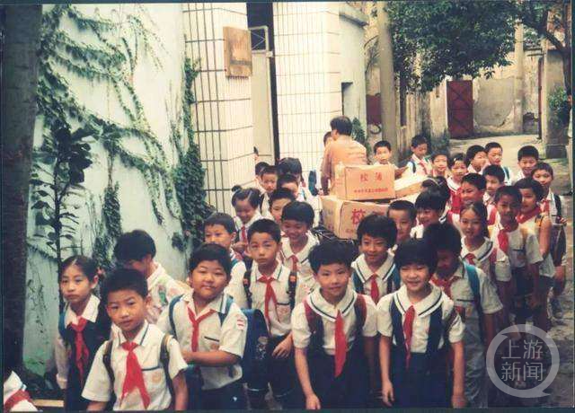 杭州市民冒雨送别宗庆后 一座城送别一个人