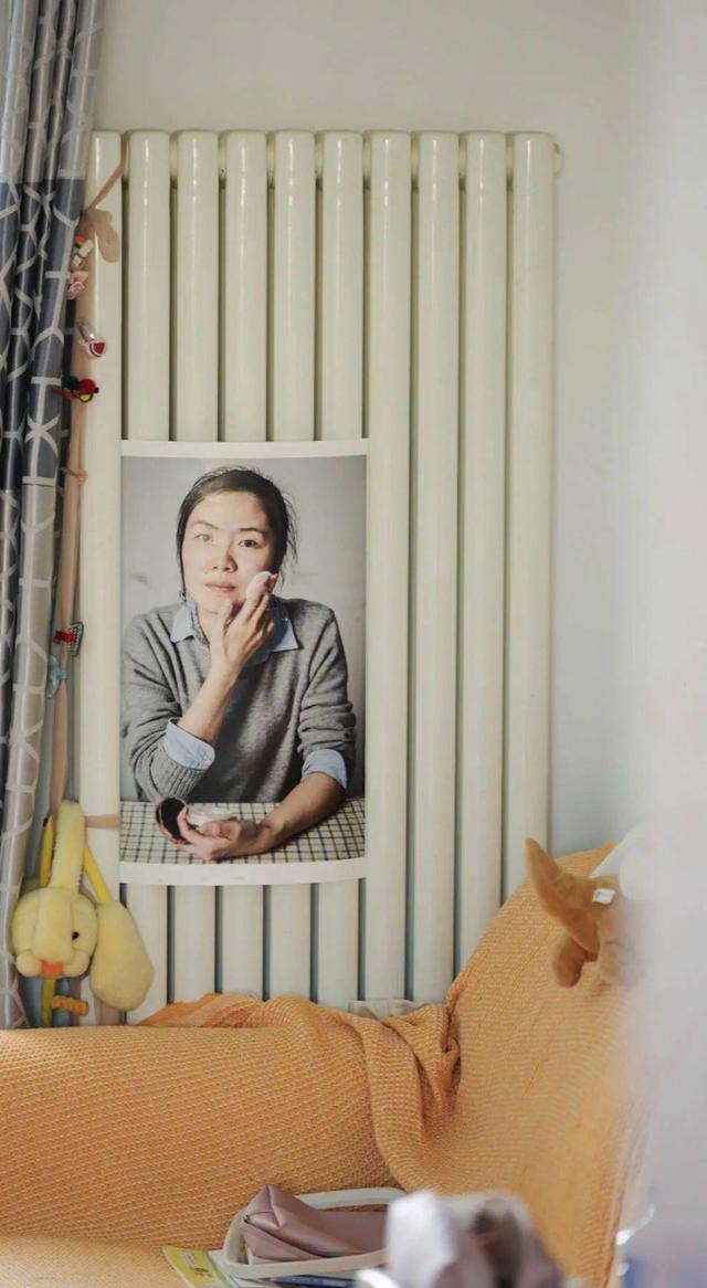 肖佳小时候就喜欢穿漂亮裙子,看着镜子里的自己,想象长大后会变成什么