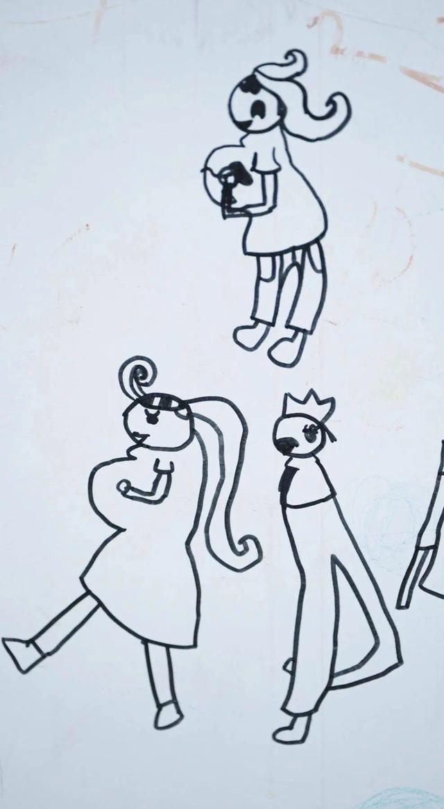图为:熙熙在白墙上的简笔画,两个怀孕的女人和一个男人谈恋爱的时候