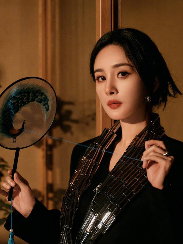 杨幂背部身材好鲨我！气质出众，轻轻松松美到我