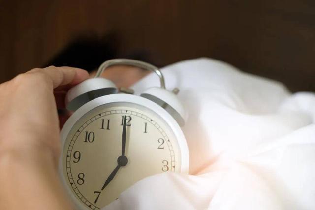 别被8小时睡眠论给骗了 ！不同年龄每天所需睡眠时间不同