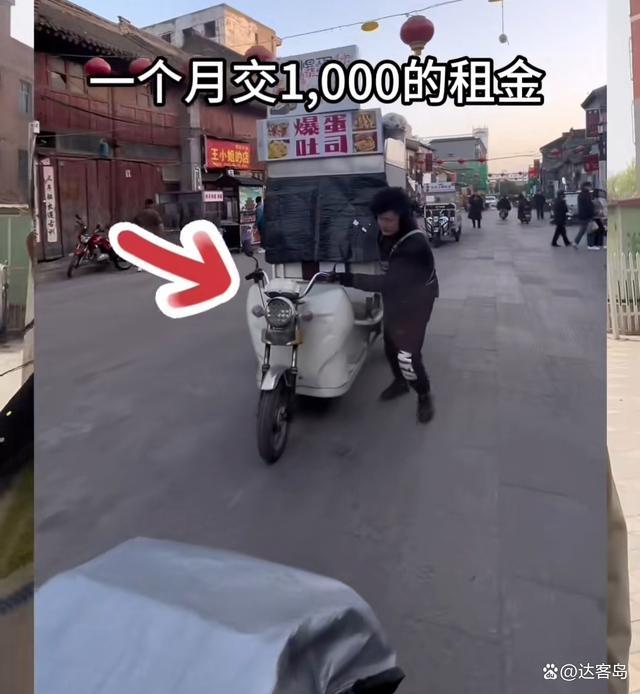 摊主称遭暴力掀摊 摊主：很寒心 官方回应 