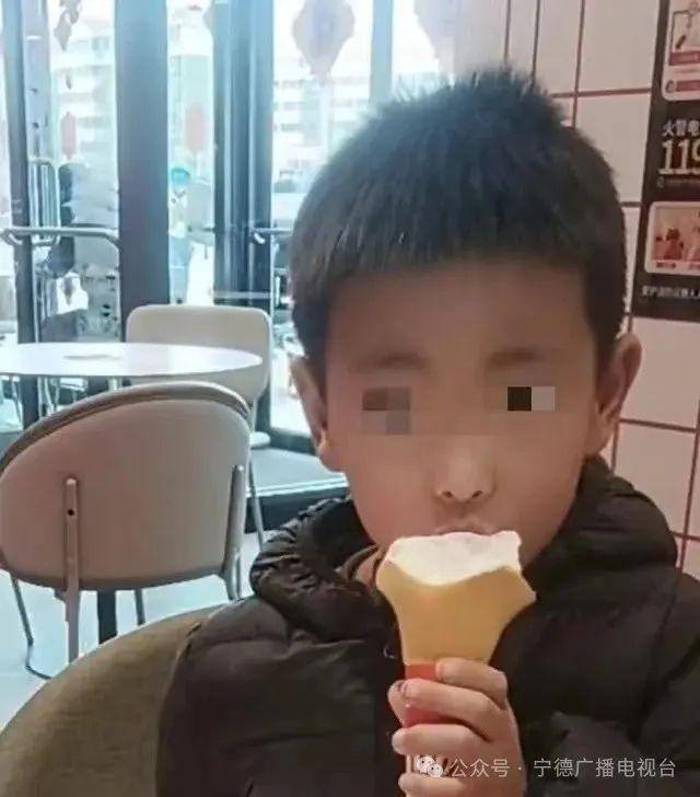 疑被虐待致死5岁男童生母曾是幼师，警方已立案侦查