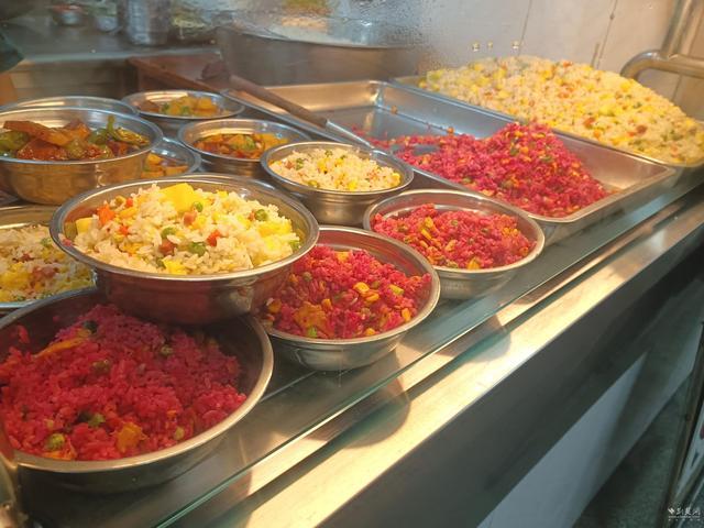 湖北一高校食堂推春季限定菜品火龙果鸡蛋炒饭