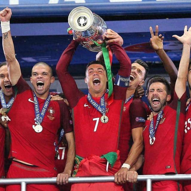 C罗晒欧洲杯捧杯照为球队庆生： 葡萄牙国家队成立110周年