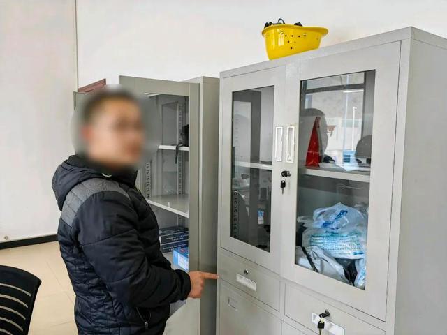 为还赌债动歪念！男子偷公章购数十件五粮液转卖被刑拘 涉案金额达58万余元