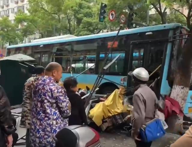 南昌一公交撞上行人致3死7伤 司机心脏不适失去意识