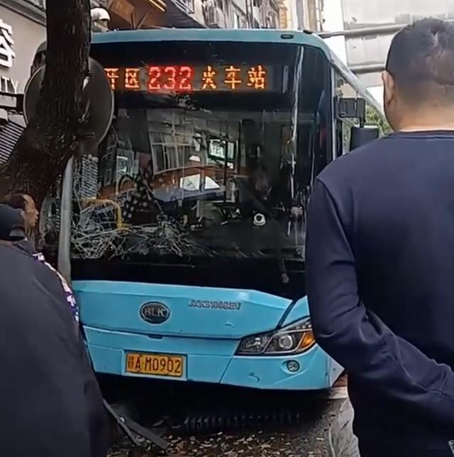 南昌一公交撞上行人致3死7伤 司机心脏不适失去意识