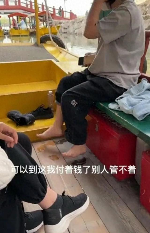 女子坐船游圆明园不顾劝阻脱鞋泡脚：“我没成年 家里有钱是富二代”