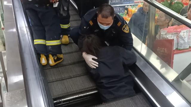 上海被卡扶梯女子明天或将手术 ICU观察待血浆到位确定方案