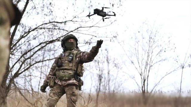 “史上首次！”俄乌战场上演无人机打无人战车