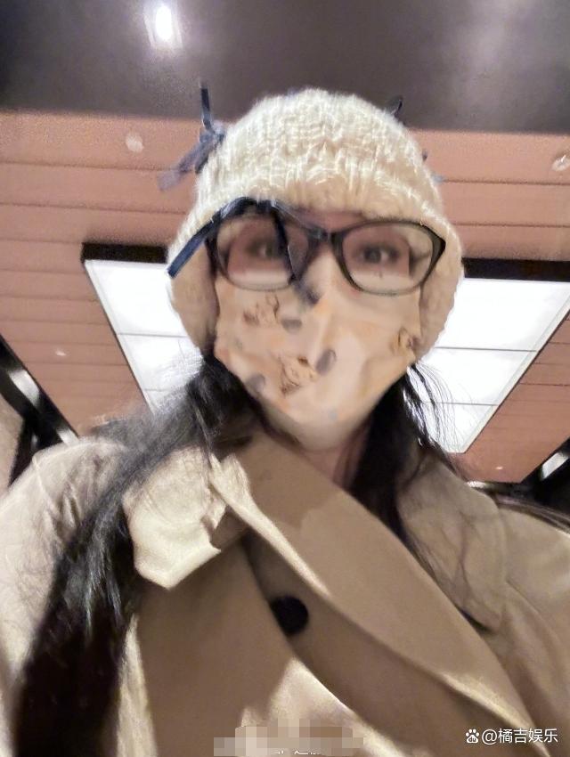 迪丽热巴还在戴毛线帽，是否觉得这样更舒适呢