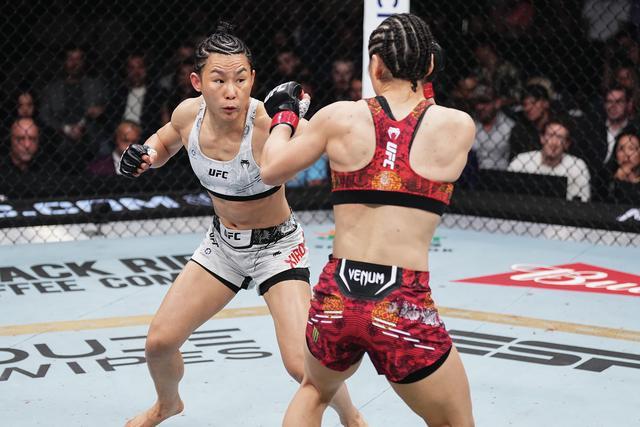 张伟丽击败闫晓楠卫冕UFC女子草量级冠军