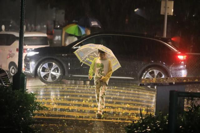 广州将迎强降雨 致灾风险高 连场雷雨“打卡”，出门切记带伞