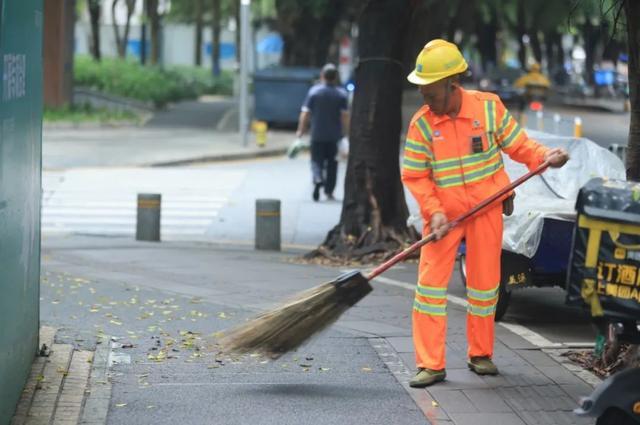 广东飞来峡水利枢纽溢流坝正在泄洪 暴雨席卷深圳，预警升级