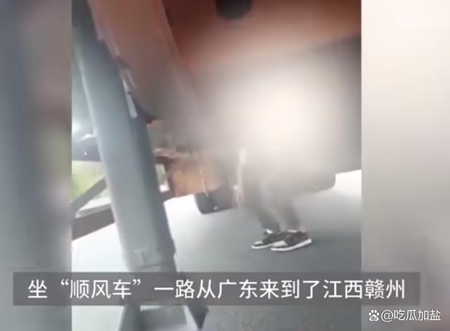 男孩离家出走躲挂车轮子中间 隐忍三小时引热议