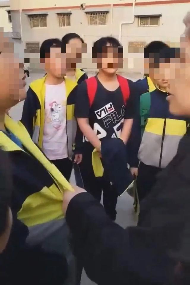 河南新乡家长打学生：被打男生多次霸凌女儿，施暴者被拘