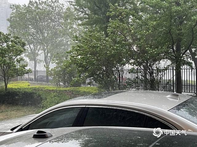 北京雷雨来袭 多地现小冰雹：预警生效 防范为先