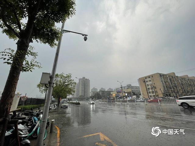 北京雷雨来袭 多地现小冰雹：预警生效 防范为先