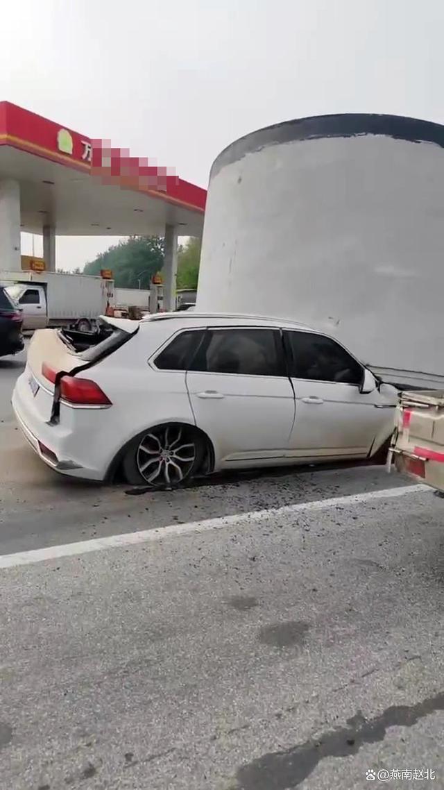 货车水泥管掉落砸中轿车致1死1伤 惊魂瞬间曝光！