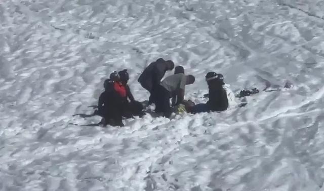 新疆一滑雪场游客被埋身亡？目击者拍下视频