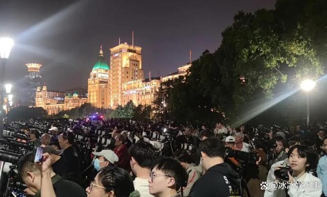 上海外滩聚满摄影师记录环金穿月 全民共赏月升浦江