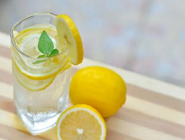 每天1杯柠檬水身体会有何变化 柠檬水中含有大量的维生素C