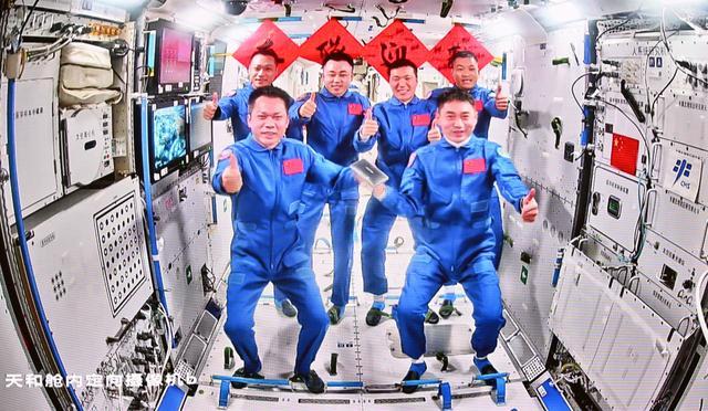 神十八航天员顺利进驻中国空间站，全家福来了！