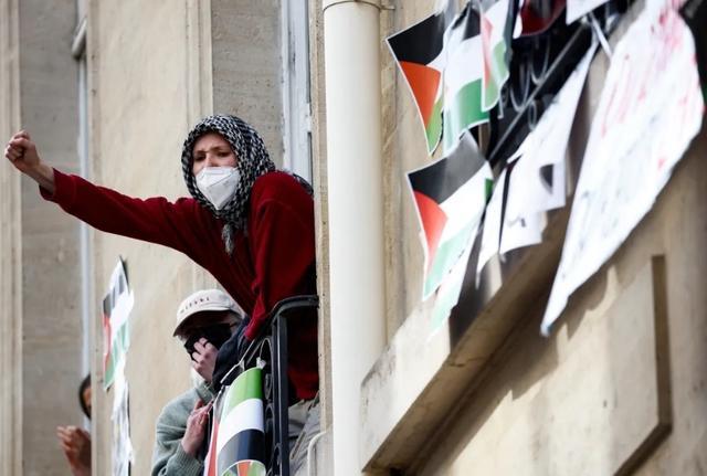 声援巴勒斯坦浪潮蔓延至法国高校 学生抗议警方清场行动