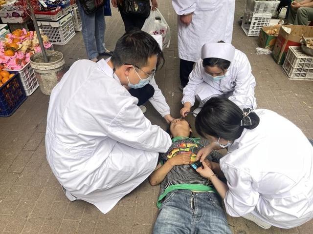 女子突发癫痫倒地 医护百米冲刺紧急救治 五人团队专业施救