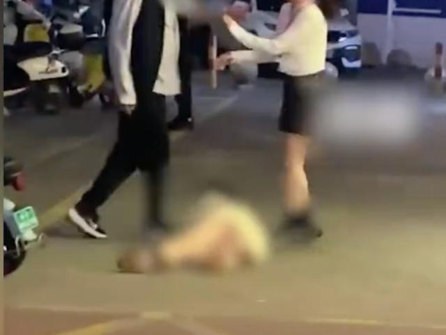 男子烧烤店前踢打女子 有人劝阻被掐脖