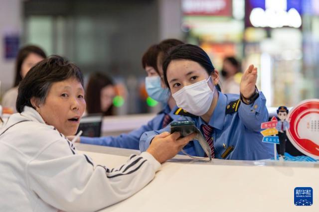 低估了五一堵车的程度 堵在了高速耽误了高铁崩溃