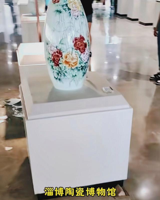 小孩打碎博物馆近12万瓷瓶被免赔 展品无防护引争议