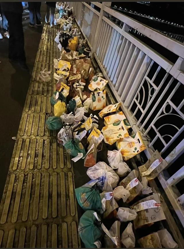 城管局回应重庆长江大桥外卖鲜花成堆