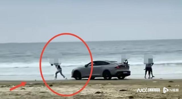 轿车在沙滩疯飙撞倒女游客 官方回应