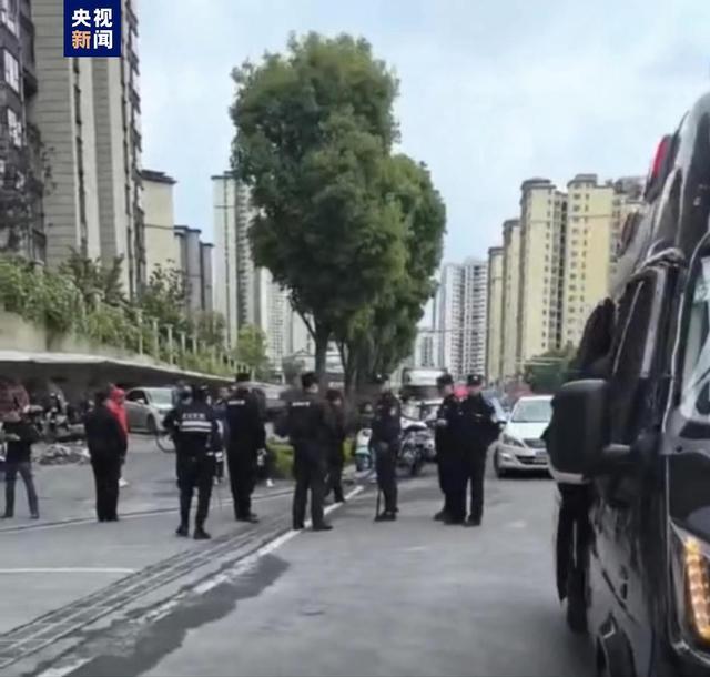 云南一医院发生持刀伤人案2死21伤 嫌犯在逃，紧急追捕中