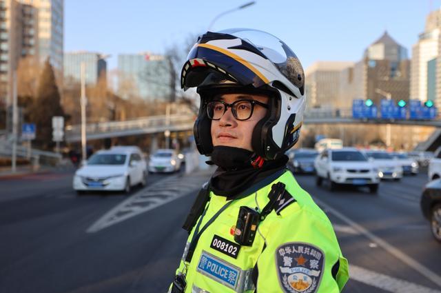 首都铁骑交警的接力救援 紧急街头救护，温暖人心瞬间