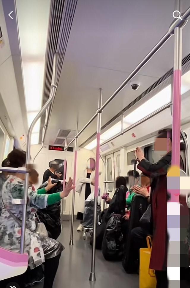 大妈地铁上拿麦克风放声高唱 乘客素质引热议
