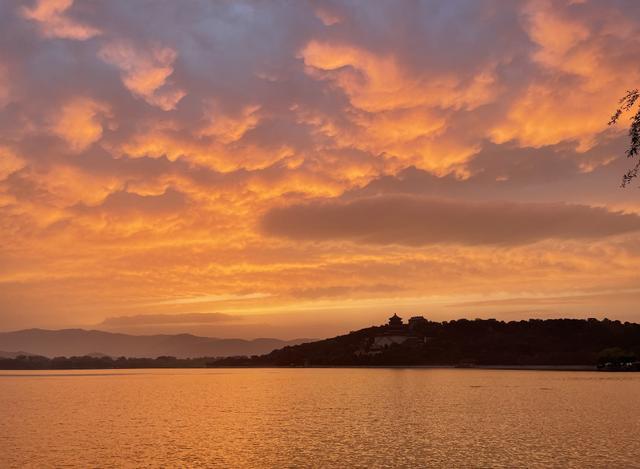 北京金红色晚霞映天空:美如油画引网友狂拍