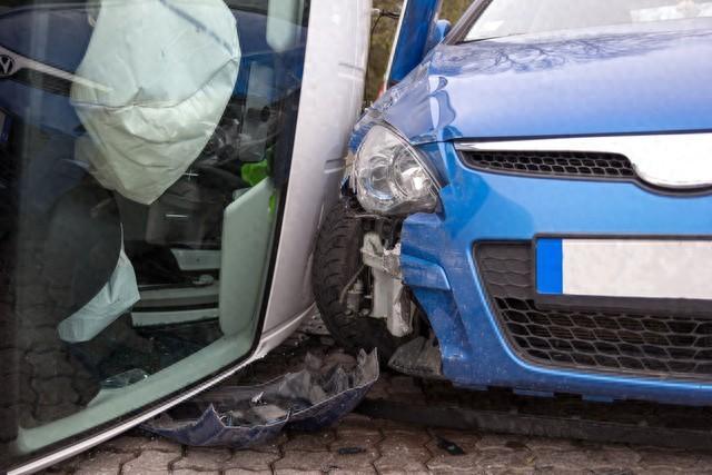 张家港一货车追尾公交车 4人受伤,救援处置完毕