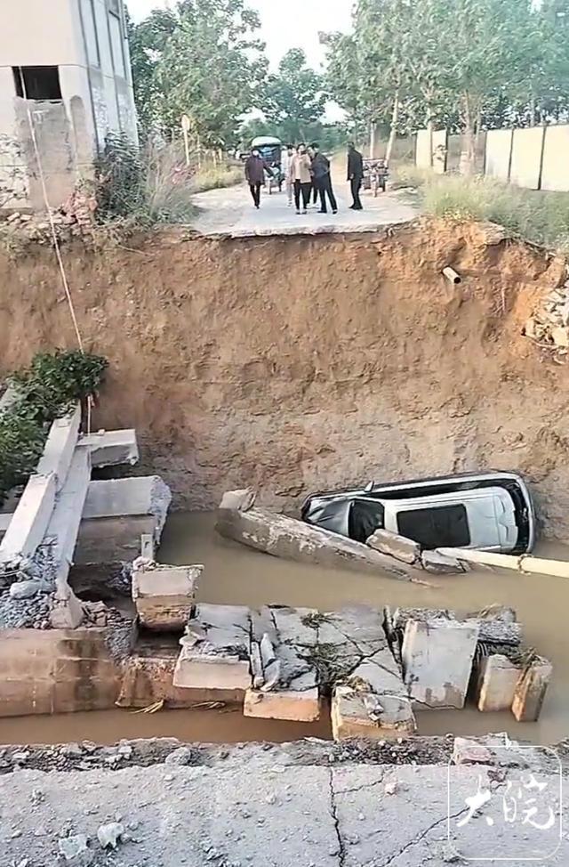 河南郸城县一处桥梁发生坍塌