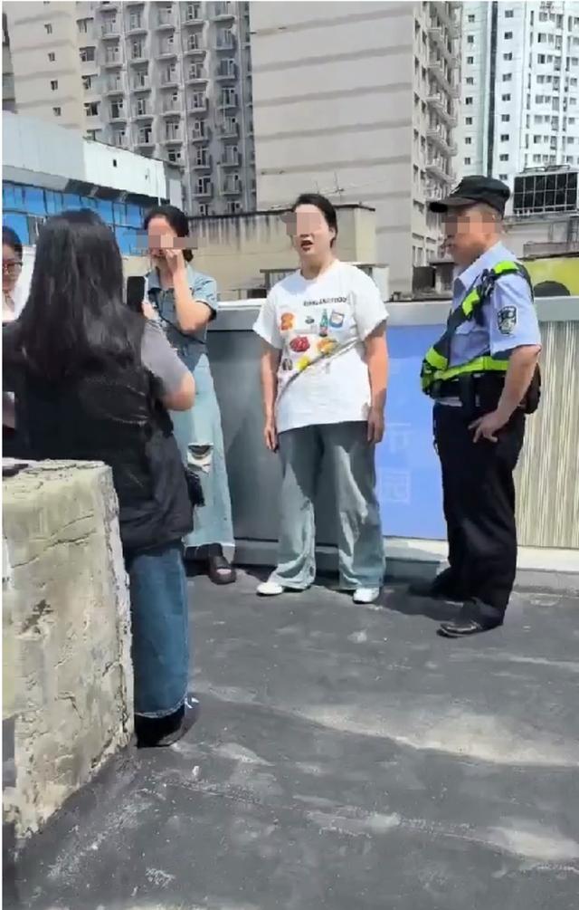 成都顶楼水泥封人视频系拼接 警方辟谣维权变造谣