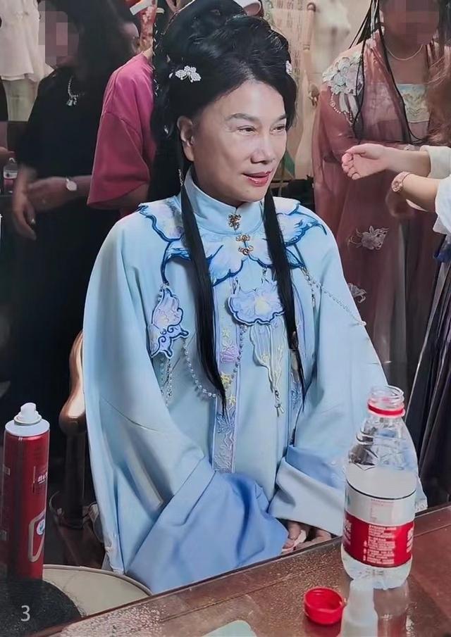 董明珠体验汉服 穿越古今，风采尽显